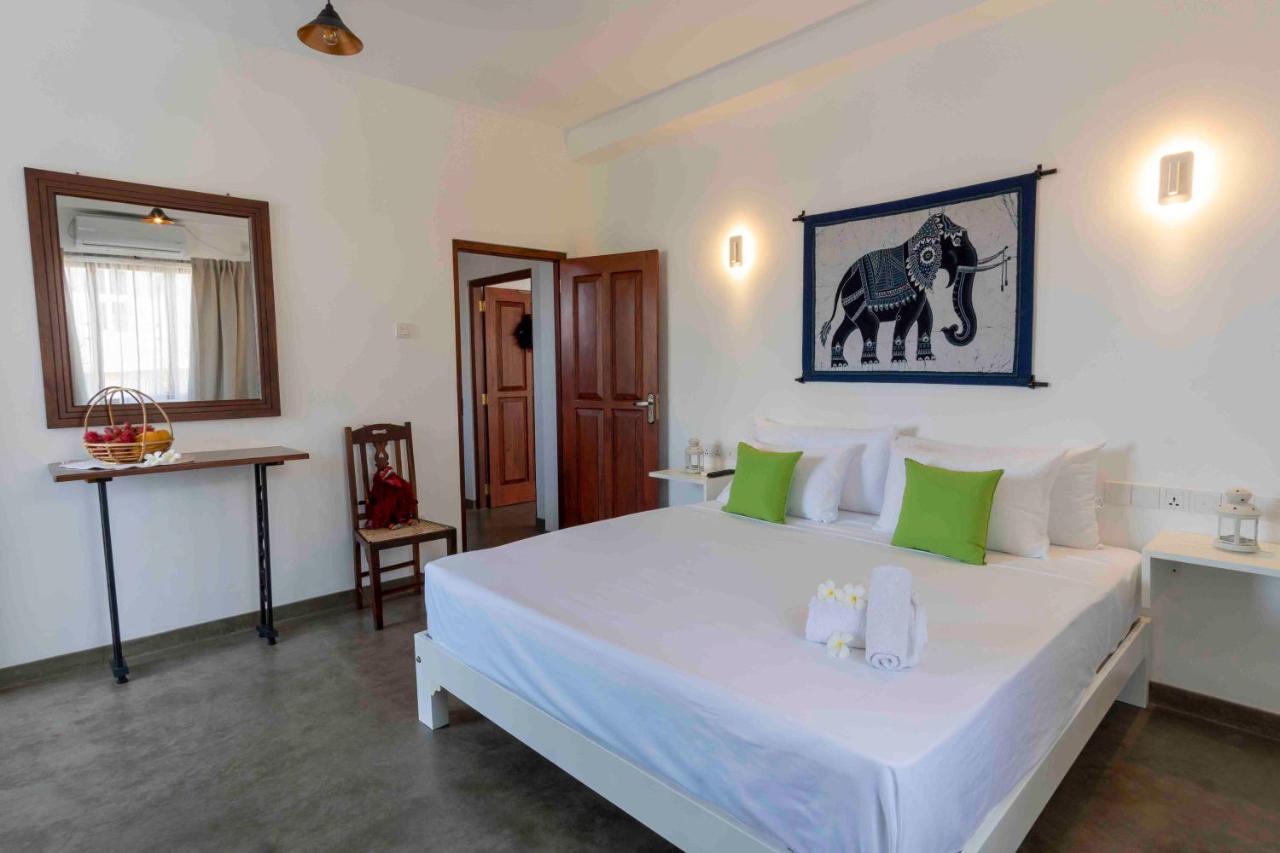 Brixia Cafe & Guest Bed & Breakfast Galle Exterior photo